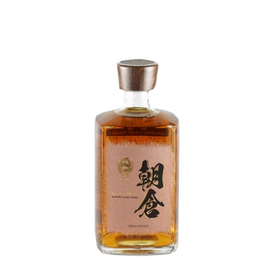 Shinozaki Asakura Sherry Cask Finish bottle with amber spirit, Japanese calligraphy and a wooden cap