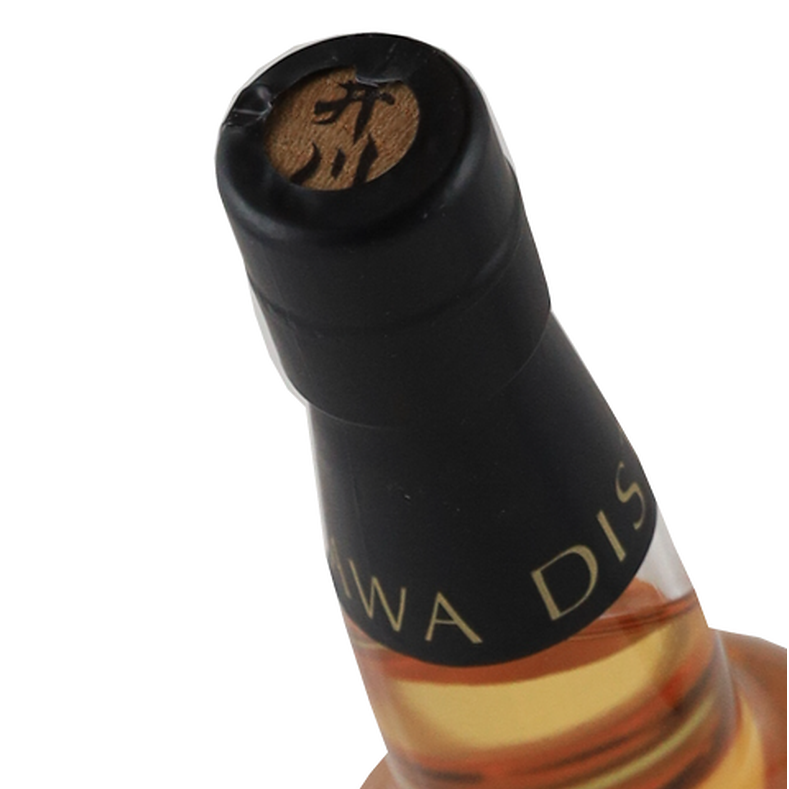 Top view of Ikawa Fauna 2025 bottle closure showing the wooden centre and Japanese lettering
