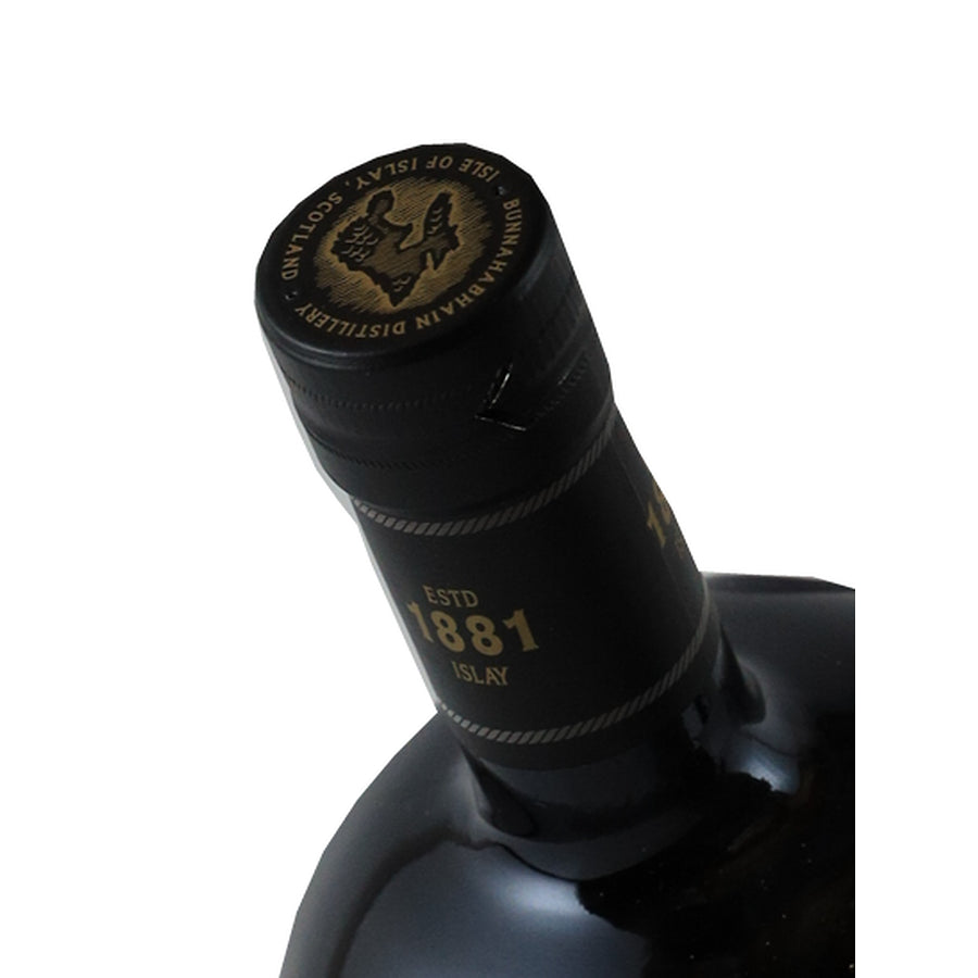 Bunnahabhain Moine Islay single malt whisky, cap top with gold distillery emblem