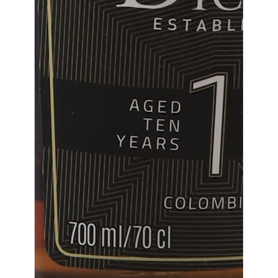Dictador 10 Year Old Colombian rum 700ml - label age and volume